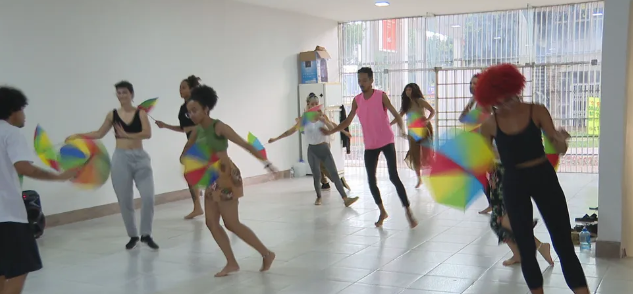 ‘Escola Carnavalesca’ oferece oficinas gratuitas para diversas artes do carnaval em Brasília